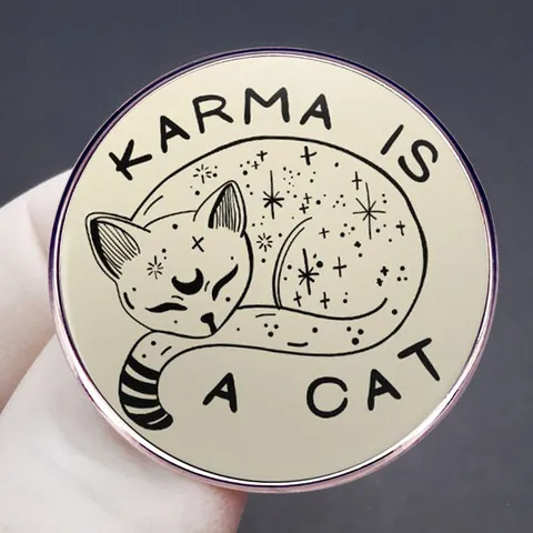 Broche Ronde Artistique Illustration Chat Alliage Peint Badge Métallique Motif Karma Is A Cat Épingles Pour Vêtements Sac À Dos