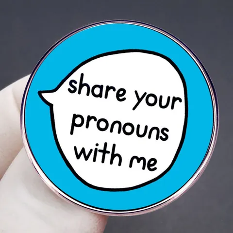 Share Your Pronouns With Me Spilla Smaltata Rotonda in Lega Forma di Fumetto Lettera Distintivo per Vestiti Borse Cappelli Gioielli