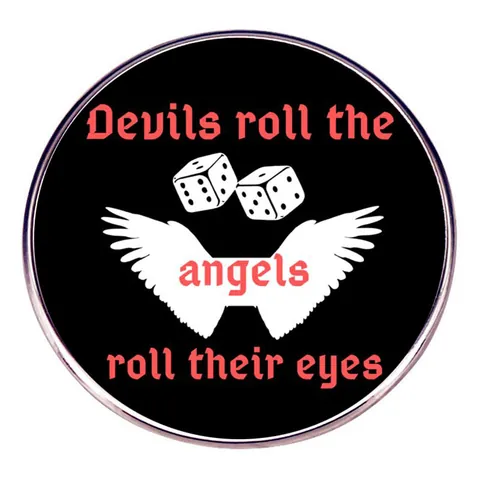 Runde Legierung Emaille Pin Brosche Mit Flügel Und Würfel Muster Zitat Abzeichen Für Taschen Kleidung Dekoration Unisex Schmuck
