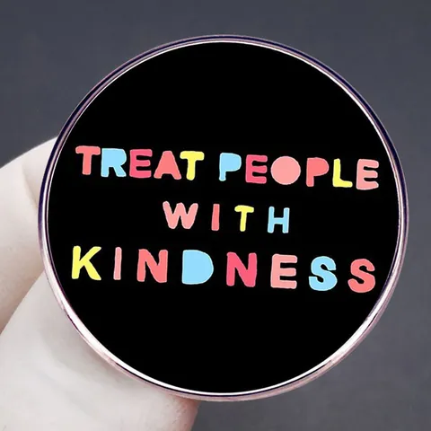 Spilla Rotonda in Smalto Treat People With Kindness Spilla in Metallo Lettera Colorata Lega di Zinco per Zaino Cappello