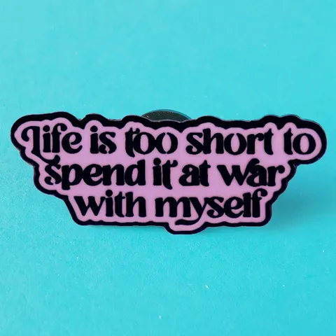 Spilla in Smalto Life Is Too Short To Spend It At War With Myself in Lega Broche Viola con Citazione Motivazionale Distintivo per Vestiti Borse