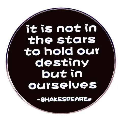 Spilla in Smalto Con Citazione di Shakespeare Spilla Tonda in Lega It Is Not In The Stars Distintivo Gioielli Regalo