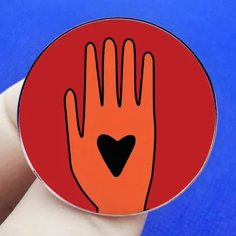 Ceasefire Hand Gesture Heart Pattern Metal Brooch Alloy Enamel Round Badge For Peace Awareness Clothes Bag Decoration Accessory