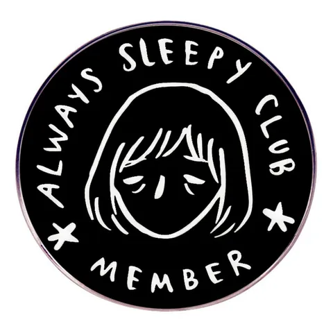 Spilla Rotonda Umoristica Always Sleepy Club Member Pin in Smalto Buffo Personaggio Cartone Animato Stanco Distintivo in Lega Per Zaino