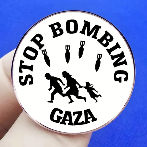 Spilla Rotonda in Lega Stop Bombing Gaza Distintivo Minimalista Bianco e Nero con Slogan per Dichiarazione Politica Sociale