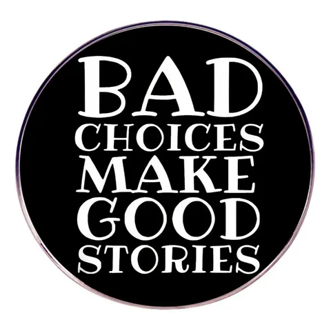Spilla in Smalto Bad Choices Make Good Stories Slogan Divertente Lega Spilla Tonda Distintivo Gioielli per Zaino Abbigliamento Cappello Unisex Regalo
