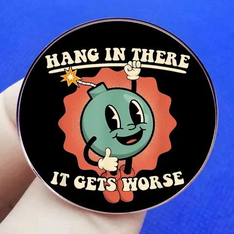 Grappige Retro Rubber Hose Animatie Bom Broche Speld Hang In There It Gets Worse Humoristisch Legering Badge Voor Rugzak Decoratie