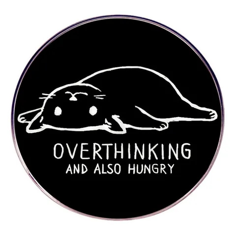 Grappige Zwarte Kat Emaille Pin Overthinking And Also Hungry Belettering Ronde Legering Broche Badge Voor Rugzak Kleding Accessoires