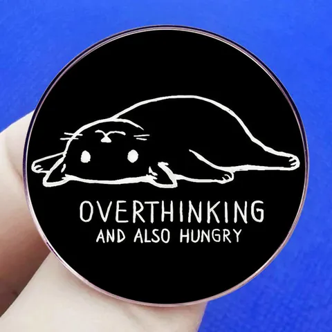 Grappige Zwarte Kat Emaille Pin Overthinking And Also Hungry Belettering Ronde Legering Broche Badge Voor Rugzak Kleding Accessoires