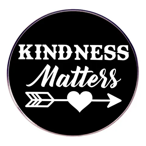 Kindness Matters Slogan Emaille Pin Rund Schwarz Weiß Legierung Brosche Metall Abzeichen Mit Herz Pfeil Schmuck Zubehör Für Damen Herren Geschenk