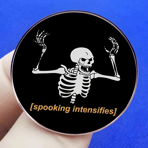 Αστεία Καρφίτσα Σκελετού Spooking Intensifies Meme Horror Κρανίο Καρφίτσα Κράμα Στρογγυλό Σήμα Κοσμήματα Halloween Δώρο Unisex