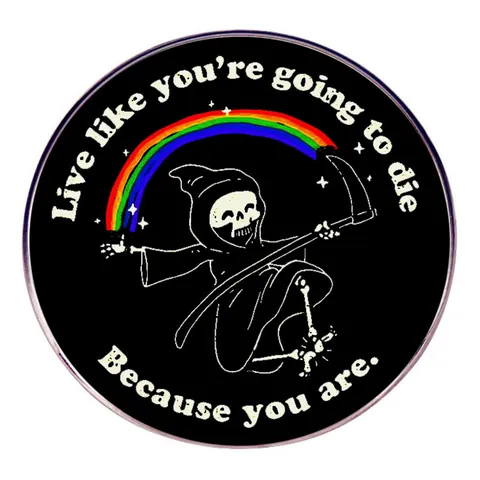 Broche en Alliage Drôle de La Faucheuse avec Faux Arc-en-Ciel Badge de Citation Live Like You Are Going To Die Pin pour Sac à Dos Vêtements Accessoire Mode