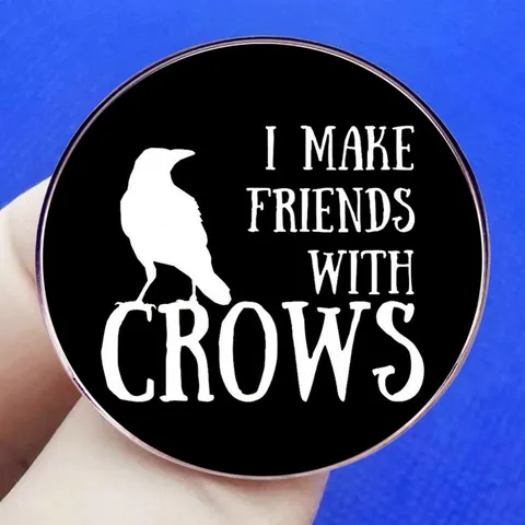 I Make Friends With Crows Spilla Rotonda in Lega Distintivo Silhouette Corvo Bianco Nero per Zaino Accessorio Abbigliamento