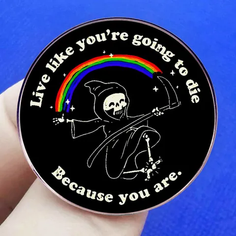 Broche en Alliage Drôle de La Faucheuse avec Faux Arc-en-Ciel Badge de Citation Live Like You Are Going To Die Pin pour Sac à Dos Vêtements Accessoire Mode