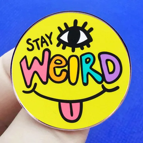 Spilla in Lega Rotonda Stay Weird Gialla con Slogan Positivo Faccina Sorridente Occhio Distintivo Stravagante Pop Art Gioielli di Moda
