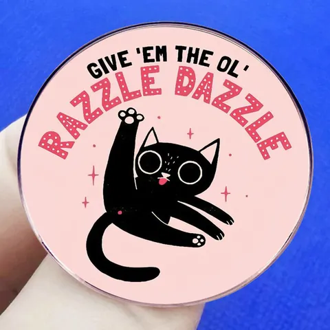 Lustige Cartoon Schwarze Katze Emaille Brosche Pin Give 'Em The Ol' Razzle Dazzle Metalllegierung Abzeichen Für Kleidung Rucksack