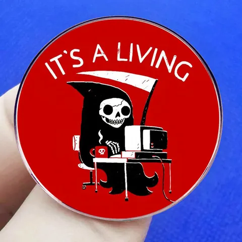 Pin de Esmalte de Dibujos Animados Parca Trabajando Oficina Humor Letras IT'S A LIVING Insignia Redonda de Aleación Broche