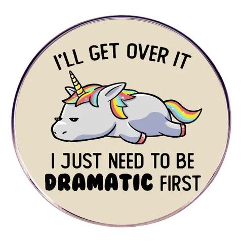 Divertente Spilla in Lega di Unicorno Cartoon Con Citazione Drammatica Pin da Risvolto in Smalto Arcobaleno per Zaino Vestiti Regalo Gioielli Unisex