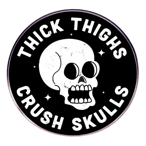 Humorvolle Thick Thighs Crush Skulls Runde Legierung Pin Brosche Abzeichen Für Kleidung Taschen Lustige Gotische Totenkopf Schmuck