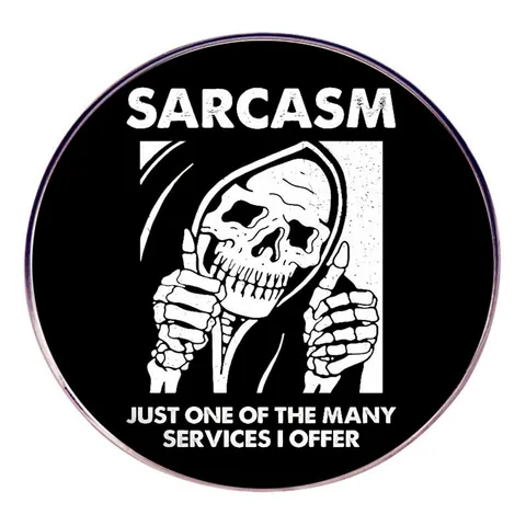 Sarcasm Just One Of The Many Services I Offer Parca Pin Negro Blanco Aleación Redondo Broche Para Bolsos Chaquetas Humor Insignia