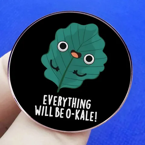 Pin de Esmalte de Col Rizada de Dibujos Animados Everything Will Be O-Kale Broche Redondo de Aleación de Hoja Verde Inspirador para Mochilas