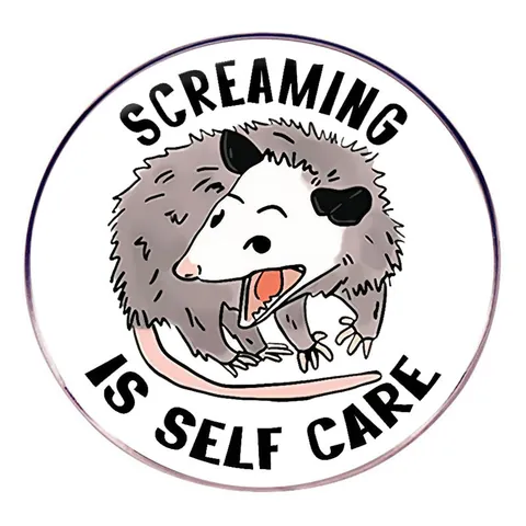 Divertente Opossum Che Urla Is Self Care Spilla in Lega Distintivo Rotondo Animale Per Uomo Donna Gioielli di Moda Accessorio Decorativo