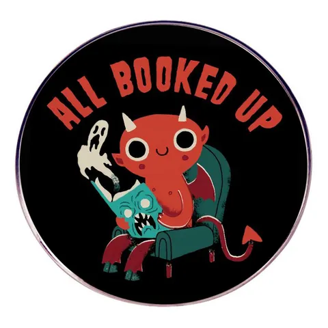 Spilla in Lega Tonda All Booked Up Divertente Demone Rosso che Legge Libro Pin Halloween Fantasma Distintivo Satanico Gioielli per Zaino