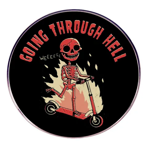 Going Through Hell Skelett Emaille Pin Humorvoller Cartoon Schädel Auf Roller Flamme Legierung Brosche Reversnadel Halloween Schmuck Unisex