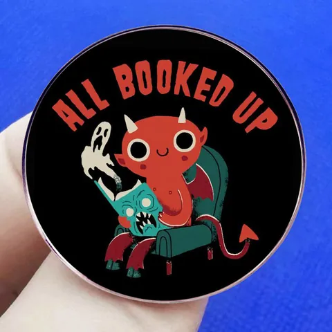 Spilla in Lega Tonda All Booked Up Divertente Demone Rosso che Legge Libro Pin Halloween Fantasma Distintivo Satanico Gioielli per Zaino