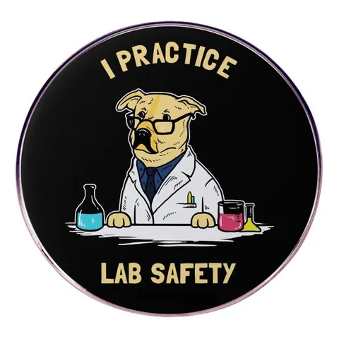 Divertente Spilla in Smalto Cane Scienziato I Practice Lab Safety Spilla Rotonda in Lega Chimica Distintivo per Borse Giacche Regali per Amanti dei Cani
