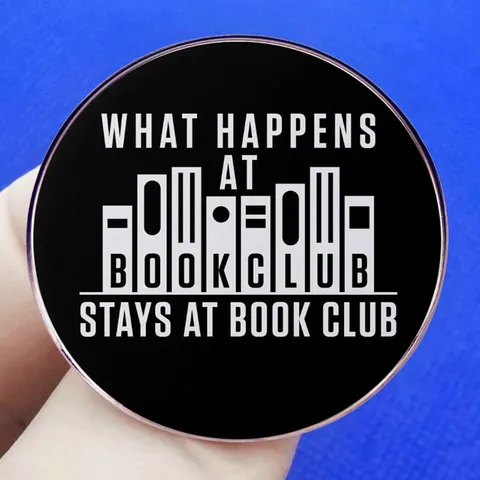 Spilla in Smalto What Happens At Book Club Stays At Book Club Spilla Tonda in Lega per Amanti Della Lettura Regalo per Biblioteca Scolastica