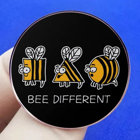 Spilla in Smalto Ape Geometrica Cartone Animato Bee Different Distintivo in Lega Divertente Spilla per Zaino Vestiti