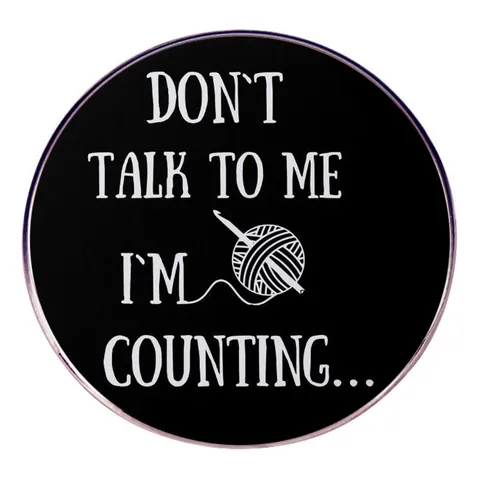 Don't Talk To Me I'm Counting Lustige Emaille Brosche Legierung Stricken Häkeln Thema Garnknäuel Abzeichen Runde Pins Zubehör