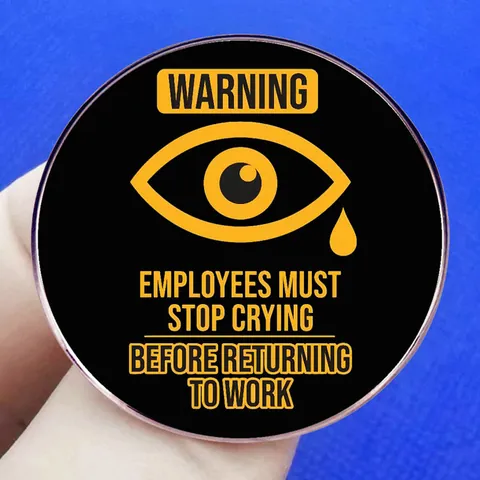 Humorvoller Warnung Mitarbeiter Müssen Aufhören Zu Weinen Bevor Sie Zur Arbeit Zurückkehren Emaille Pin Runde Legierung Brosche Abzeichen Büro Geschenk
