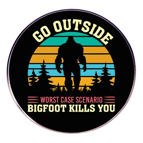 Broche Redondo de Aleación Retro Pin Bigfoot Silueta Bosque Puesta de Sol Eslógan Insignia Decorativa para Mochila Accesorio de Ropa