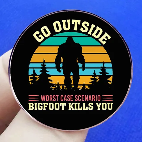 Broche Redondo de Aleación Retro Pin Bigfoot Silueta Bosque Puesta de Sol Eslógan Insignia Decorativa para Mochila Accesorio de Ropa