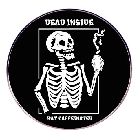 Spilla in Smalto Dead Inside But Caffeinated in Lega Teschio con Tazza di Caffè Distintivo Tondo Spilla Umorismo Nero Gioielli per Vestiti Zaino