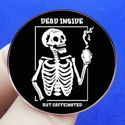 Spilla in Smalto Dead Inside But Caffeinated in Lega Teschio con Tazza di Caffè Distintivo Tondo Spilla Umorismo Nero Gioielli per Vestiti Zaino