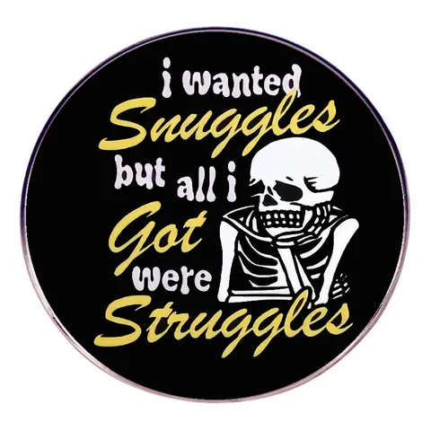 Divertente Spilla in Smalto a Forma di Scheletro i Wanted Snuggles But All i Got Were Struggles Spilla Rotonda in Lega