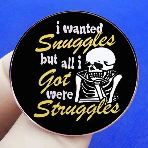 Divertente Spilla in Smalto a Forma di Scheletro i Wanted Snuggles But All i Got Were Struggles Spilla Rotonda in Lega