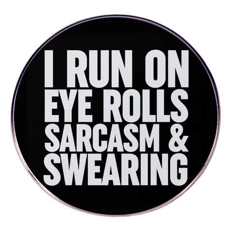 Runde Legierung Emaille Brosche Pin Sarkastischer Slogan I Run On Eye Rolls Sarcasm And Swearing Buchstaben Abzeichen Schmuck