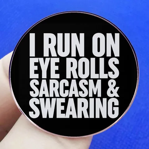 Runde Legierung Emaille Brosche Pin Sarkastischer Slogan I Run On Eye Rolls Sarcasm And Swearing Buchstaben Abzeichen Schmuck