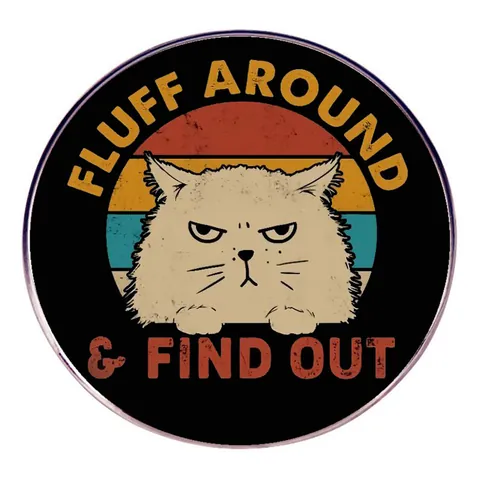 Divertido Broche de Gato Gruñón Fluff Around And Find Out Retro Rayas Atardecer Aleación Insignia Circular para Ropa Joyería