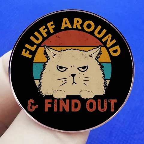 Divertido Broche de Gato Gruñón Fluff Around And Find Out Retro Rayas Atardecer Aleación Insignia Circular para Ropa Joyería