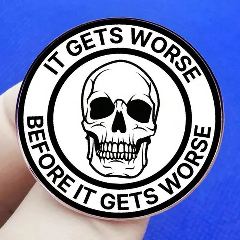 Spilla con Teschio Slogan It Gets Worse in Lega Smaltata Distintivo Gothic Punk per Decorazione Zaino Giacca Gioielli Regalo