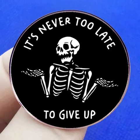 Épinglette en Émail It's Never Too Late To Give Up Squelette Qui Hausse les Épaules Badge Citation Drôle Broche en Alliage pour Sac à Dos