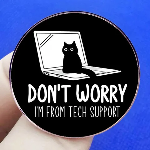 Spilla In Smalto Gatto Nero Laptop Umoristico Don't Worry I'm From Tech Support Spilla In Lega Distintivo Per Sviluppatori