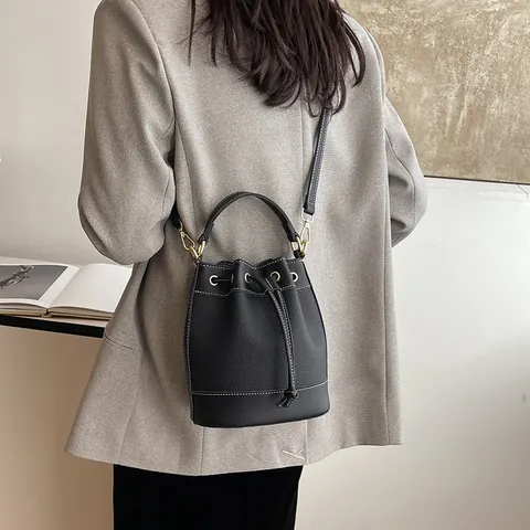 Sac Seau Rétro Couleur Contrastée pour Femmes Cuir PU Cordon de Serrage Sac à Main Mode Simple Bandoulière Sac Fourre-Tout Polyvalent