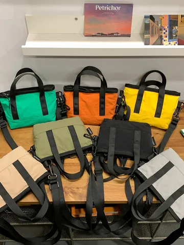 Urban Minimalist Mini Nylon Crossbody Bag For Women Lightweight Solid Color Handbag Vertical Square Tote Bag With Detachable Strap