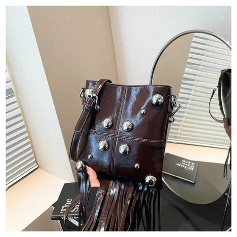 Bolso de Bandolera Punk con Remaches y Borlas para Mujer Cuero PU de Alto Brillo Bolso de Hombro Gothic Rock Cuadrado con Flecos